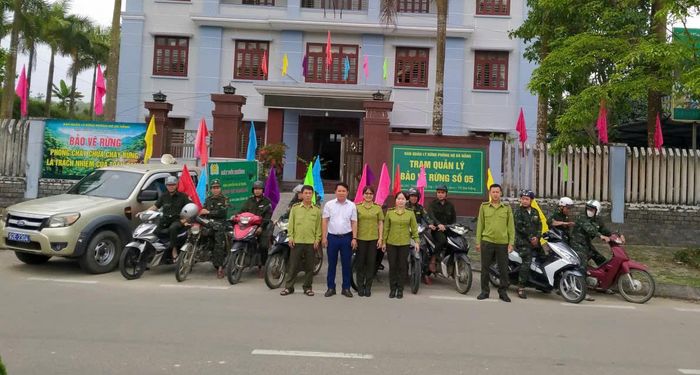 Các Trạm quản lý bảo vệ rừng thường xuyên tuyên truyền lưu động nâng cao nhận thức cho nhân dân về Luật Lâm nghiệp, công tác PCCCR, xử lý thực bì an toàn và các quy định về không lấn chiếm, khai thác, săn bắt động vật rừng trái phép.