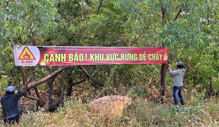 Các lực lượng treo băng rôn cảnh báo, tuyên truyền nâng cao nhận thức cho nhân dân.