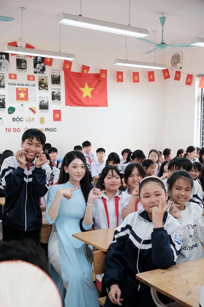Thùy Dung kiên định với triết lý sống: "Luôn tự đứng vững trên đôi chân, trong đầu có tri thức, trong tim có thiện lương và trong lòng có trách nhiệm".