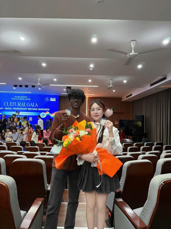 Mai Lan đoạt giải Nhất cuộc thi chuyên môn 'Hospitality in Practice 2026' và giải Nhì cuộc thi Giao lưu Văn hóa Việt Nam - Ấn Độ.