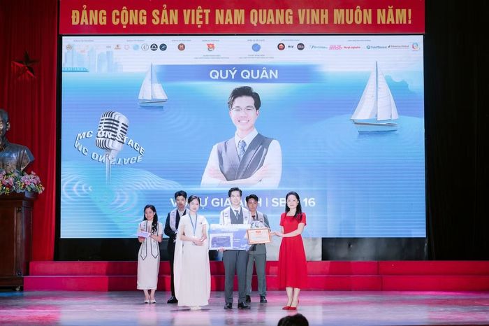 Gia Anh xuất sắc giành ngôi vị Quý quân 'MC On Stage 2026' bằng tư duy nhạy bén và khác biệt.