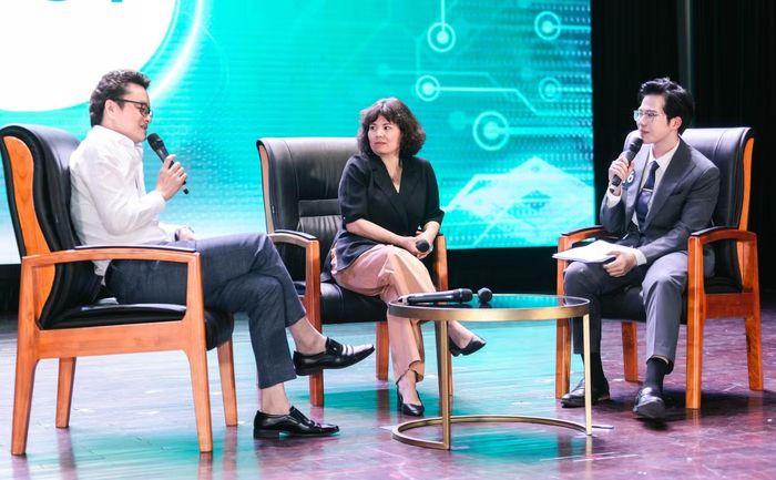 Sự điềm tĩnh giúp Gia Anh tỏa sáng trong phần Talkshow cùng BTV Hữu Bằng và Nhà báo Phạm Thùy Chi.