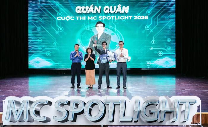 Gia Anh rạng rỡ cùng chiếc cúp Quán quân 'MC Spotlight 2026'.