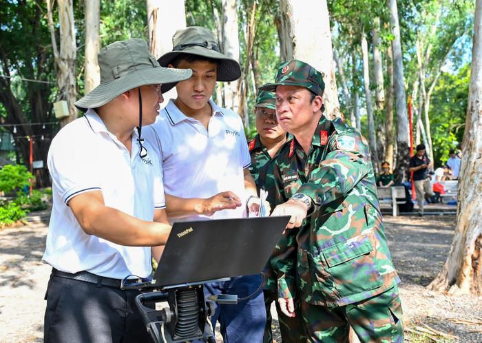  Chuyên gia trao đổi về các tín hiệu thu thập được từ lòng đất. ẢNH: MẠNH THẮNG 