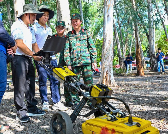  Các lực lượng, nhóm chuyên gia sử dụng máy radar xuyên đất (GPR) để thăm dò tại Công viên Lê Thị Riêng. ẢNH: MẠNH THẮNG 