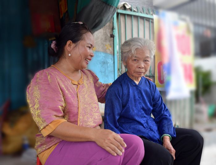 Bà Nguyễn Thị Lệ và con gái nuôi. Ảnh: QUANG VINH