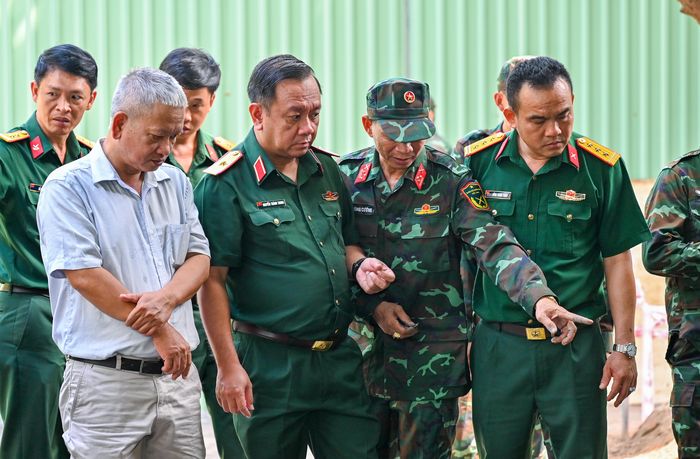  Thiếu tướng Nguyễn Thành Trung (hàng đầu, thứ 2 từ trái qua) chỉ đạo tại hiện trường 