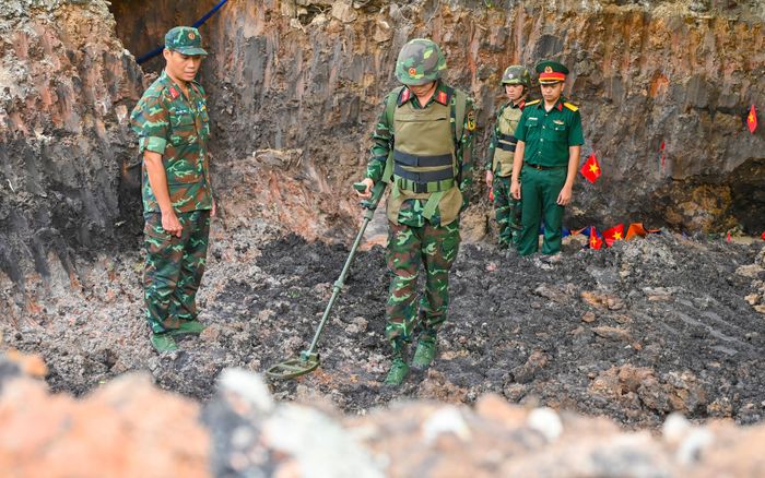  Lực lượng công binh rà soát vật liệu nổ để bàn giao mặt bằng cho các lực lượng thực hiện nhiệm vụ tiếp theo 