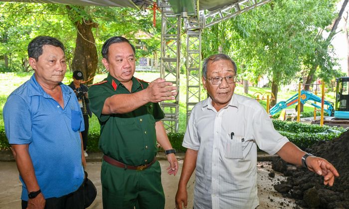  Thiếu tướng Nguyễn Thành Trung trao đổi với các nhân chứng 