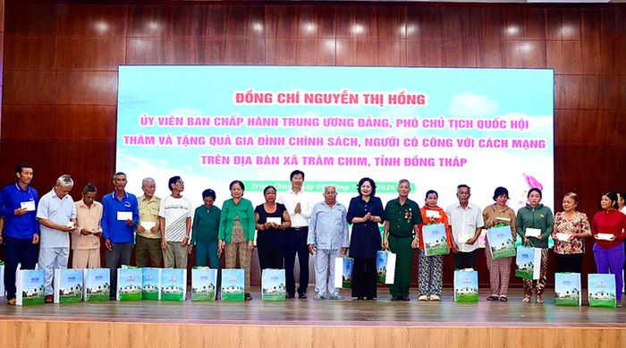 Phó Chủ tịch Quốc hội Nguyễn Thị Hồng trao 50 phần quà đến các gia đình chính sách, người có công với cách mạng trên địa bàn xã Tràm Chim