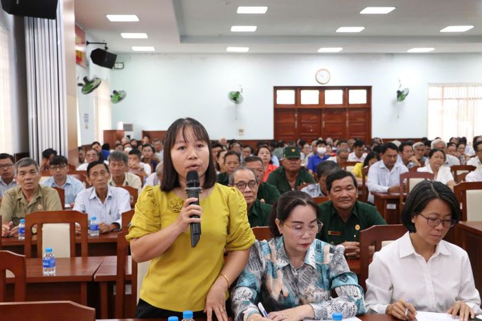  Cử tri xã Bà Điểm nêu ý kiến 