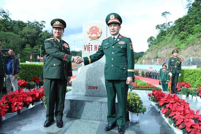  Đại tướng Phan Văn Giang và Đại tướng Khamliang Outhakaysone chụp ảnh lưu niệm bên cột mốc 460 phía Việt Nam 