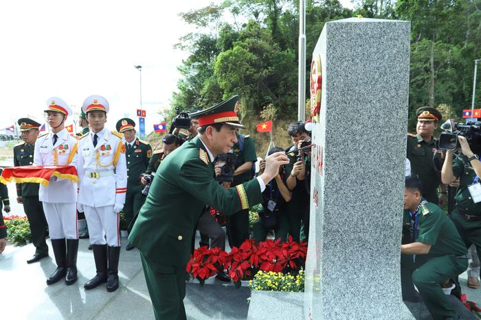  Đại tướng Phan Văn Giang tô son cột mốc biên giới 