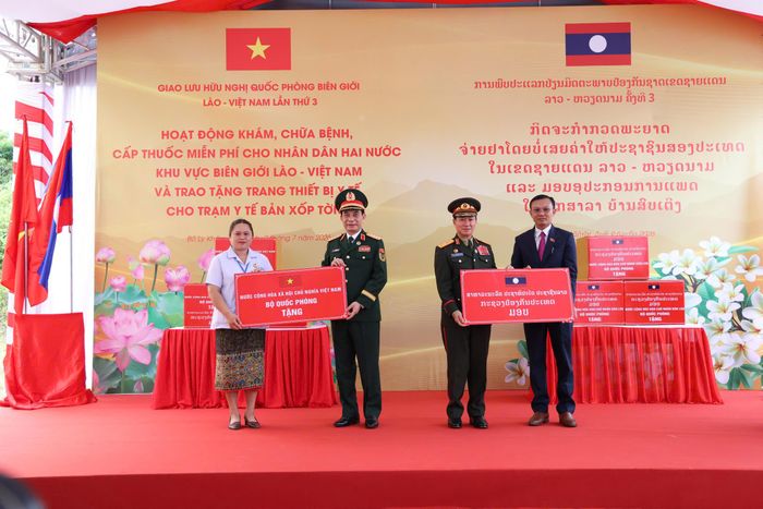  Đại tướng Phan Văn Giang và Đại tướng Khamliang Outhakaysone trao thiết bị y tế tặng Trạm Y tế bản Xốp Tờng 