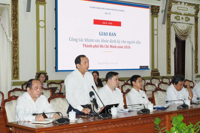  PGS-TS-BS Nguyễn Anh Dũng, Phó Giám đốc Sở Y tế TPHCM báo cáo công tác khám sức khỏe định kỳ cho người dân (Ảnh: HOÀNG HÙNG) 
