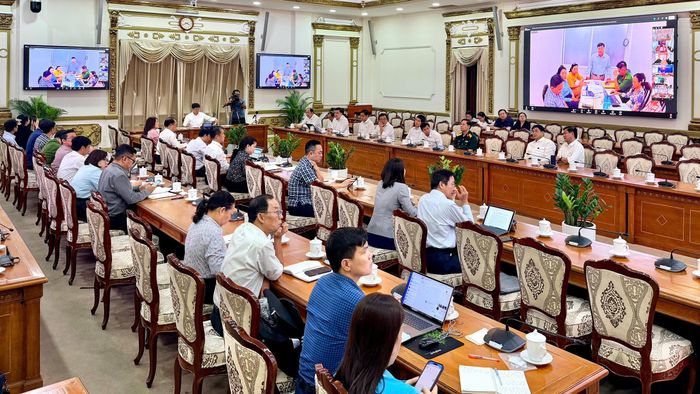  Đại diện phường Bàn Cờ phát biểu trực tuyến tại cuộc họp (Ảnh: HOÀNG HÙNG) 