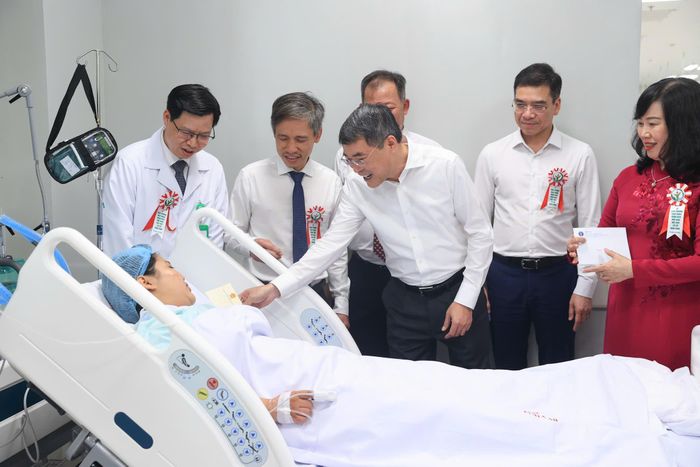  Thủ tướng thăm hỏi bệnh nhân đang điều trị tại Bệnh viện Hữu nghị Việt Đức cơ sở Ninh Bình. Ảnh: VIẾT CHUNG 