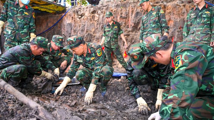 Công tác mở rộng tìm kiếm, khai quật hài cốt liệt sĩ tại Công viên Lê Thị Riêng được lực lượng chức năng thực hiện tỉ mỉ, chính xác