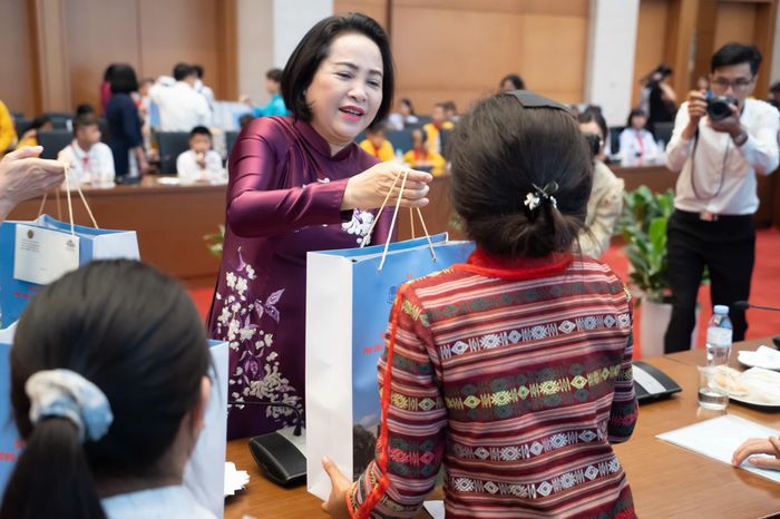  Phó Chủ tịch Quốc hội Nguyễn Thị Thanh trao quà cho các em tại cuộc gặp. Ảnh: CẨM HÀ 