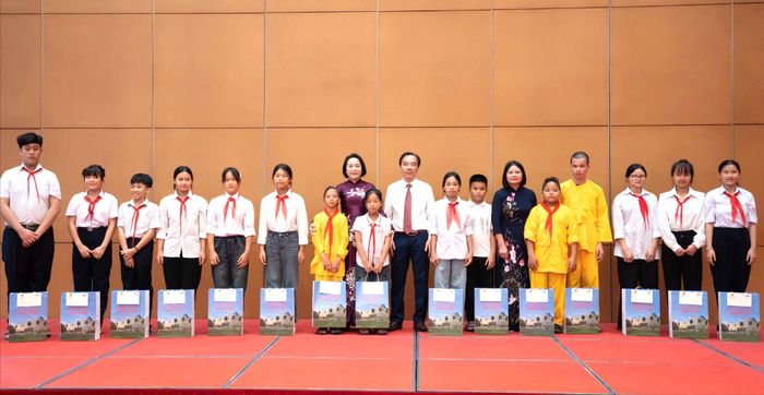  Phó Chủ tịch Quốc hội Nguyễn Thị Thanh trao quà cho các em học sinh tiêu biểu. Ảnh: CẨM HÀ 