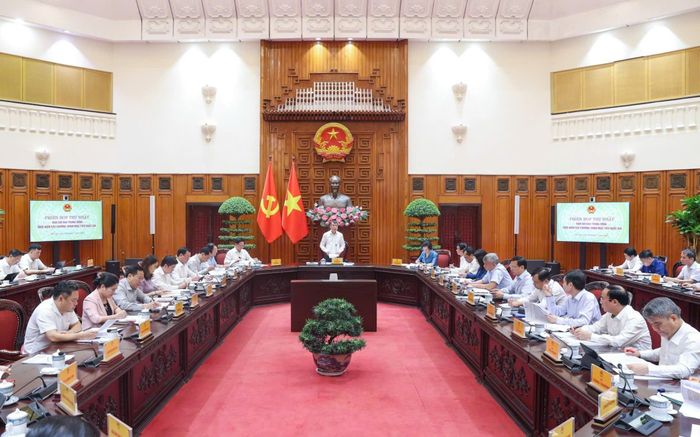  Thủ tướng Lê Minh Hưng chủ trì và phát biểu tại phiên họp, ngày 9-7. Ảnh: VIẾT CHUNG 