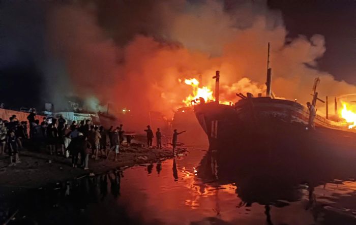 Lửa lớn bùng phát dữ dội, hàng loạt tàu cá lớn dần bị thiêu cháy