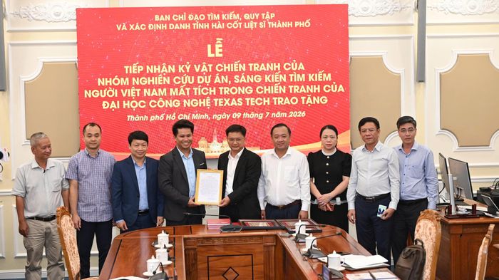  Đại diện nhóm nghiên cứu nhận thư cảm ơn. Ảnh: MẠNH THẮNG 