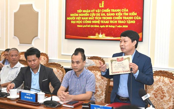  Ông Tạ Thu Phong, Thành viên Dự án Sáng kiến tìm kiếm người Việt Nam mất tích trong chiến tranh thuộc Đai học Công nghệ Texas Tech (Hoa Kỳ) chia sẻ tại buổi lễ. Ảnh: MẠNH THẮNG 