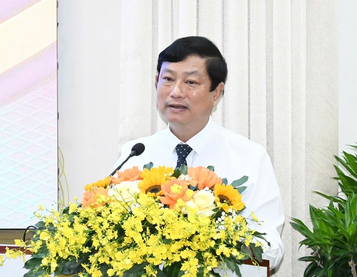 Chủ tịch HĐND TPHCM Võ Văn Minh tiếp thu ý kiến chỉ đạo. Ảnh: VIỆT DŨNG