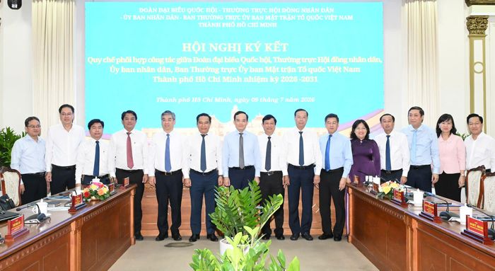 Bí thư Thành ủy TPHCM Trần Lưu Quang cùng lãnh đạo Đoàn ĐBQH, Thường trực HĐND, UBND TPHCM, Ban Thường trực Ủy ban MTTQ Việt Nam TPHCM. Ảnh: VIỆT DŨNG