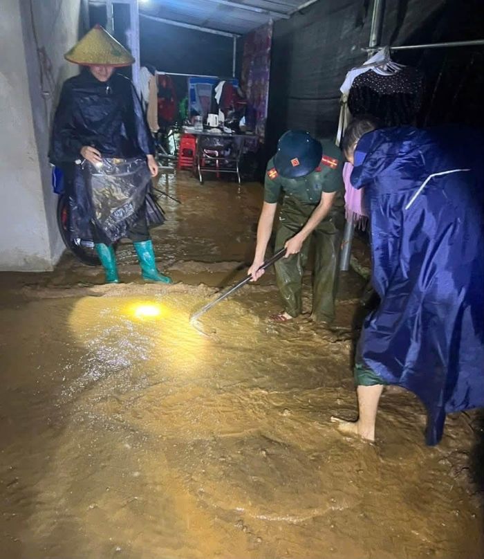  Công an xã Na Sang (tỉnh Điện Biên) hỗ trợ người dân trên địa bàn khắc phục thiệt hại do mưa lũ. Ảnh: CÔNG AN XÃ NA SANG 