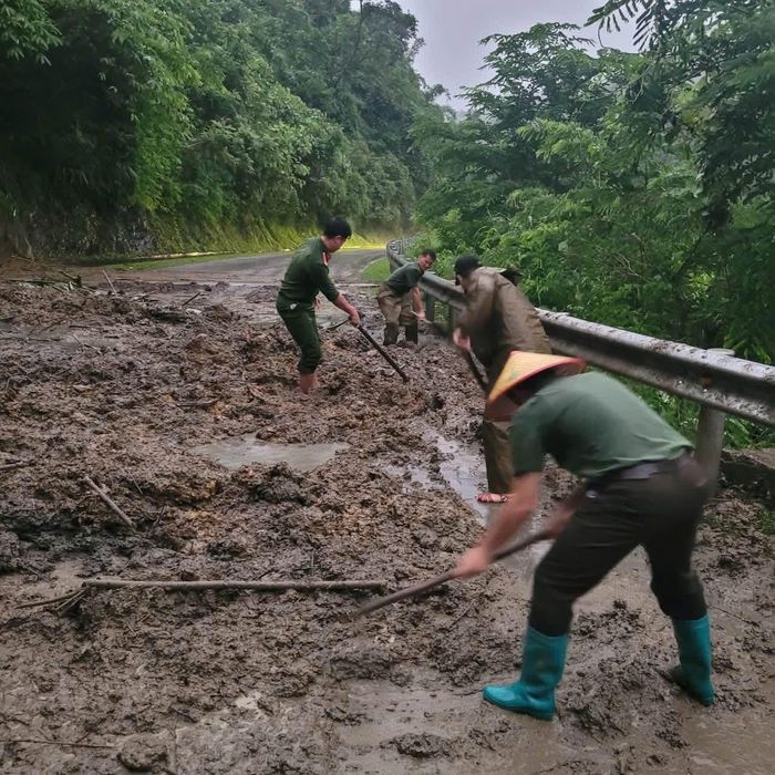  Lực lượng chức năng của xã Na Sang kịp thời có mặt tại khu vực sạt lở để khắc phục thiên tai, sớm thông đường. Ảnh: CÔNG AN XÃ NA SANG 