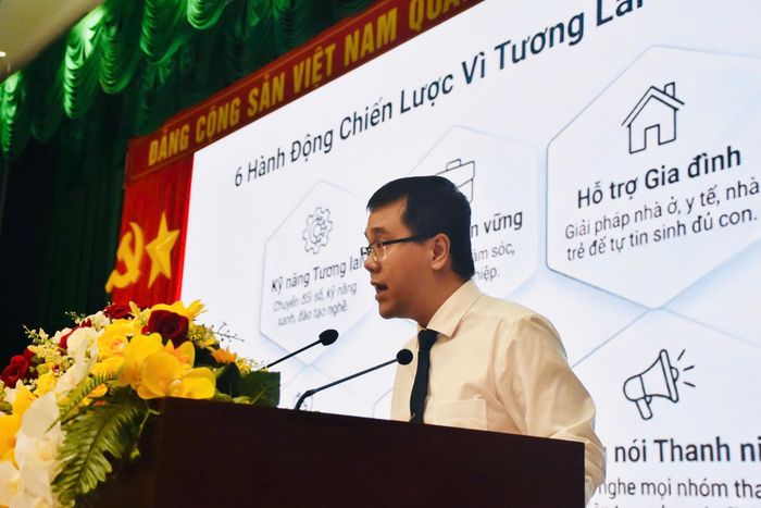  Ông Phạm Chánh Trung, Chi cục trưởng Chi cục Dân số TPHCM phát biểu tại hội nghị. 