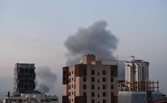 Khói bốc lên sau cuộc không kích do Mỹ tiến hành nhằm vào thủ đô Tehran, Iran. Ảnh THX