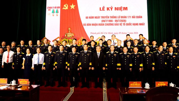  Các đại biểu chụp hình lưu niệm tại buổi lễ 