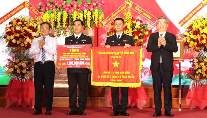  Đồng chí Nguyễn Phước Lộc trao Cờ truyền thống của TPHCM tặng Lữ đoàn 171 