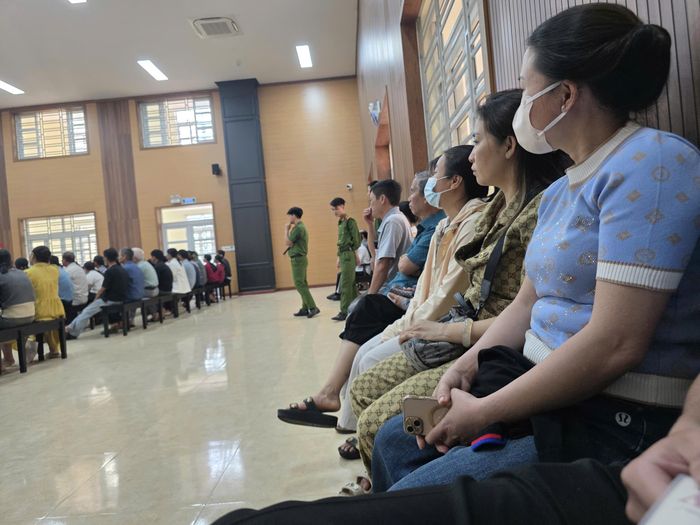  Phiên xét xử thu hút nhiều người dân đến dự. 