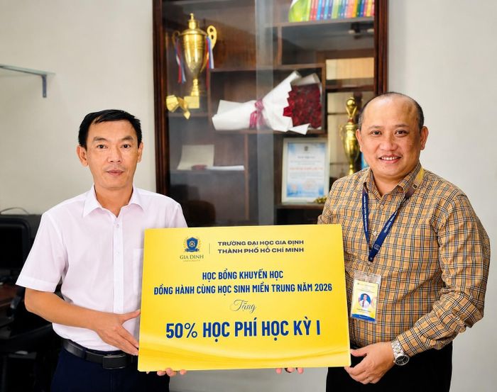  TS. Mai Đức Toàn (bên phải) mang những suất học bổng đồng hành đến gần hơn với các vùng bị ảnh hưởng thiên tai 