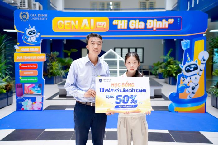  Thí sinh Trương Ngọc Thảo Nguyên (bên phải) nhận được học bổng 50% học phí học kỳ 1 từ GDU 