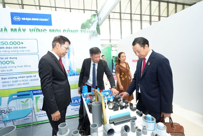  Lãnh đạo và đại biểu tham quan gian hàng của Công ty Cổ phần Nhựa Bình Minh, tìm hiểu các giải pháp sản xuất xanh và sản phẩm đạt tiêu chuẩn quốc tế tại triển lãm 