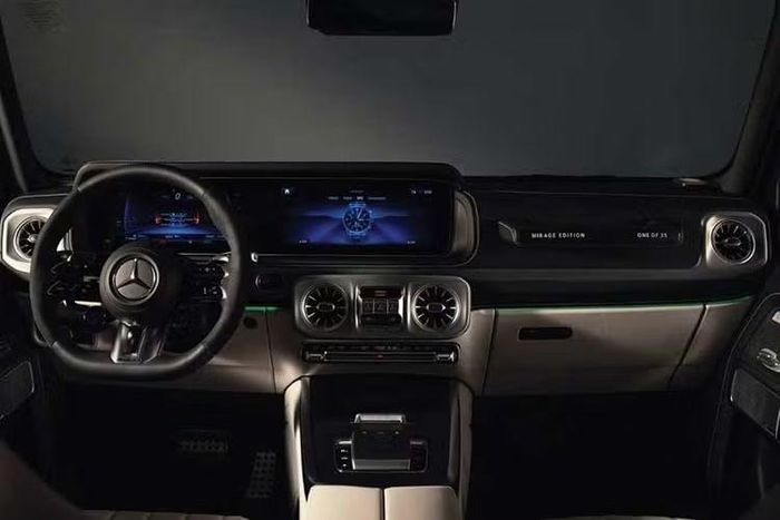 Bên trong nội thất, Mercedes-AMG G63 Mirage Edition toát lên vẻ sang trọng, đẳng cấp, đặc biệt gây ấn tượng với ghế ngồi bọc da 2 tông màu. Xe có bệ cần số và thành cửa làm từ sợi carbon, àn hình trung tâm cỡ lớn kéo dài, cửa gió điều hòa vẫn theo phong cách turbine.