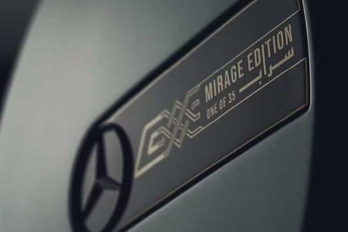 Điểm nhấn của mẫu xe SUV hạng sang Mercedes-AMG G63 Mirage Edition nằm ở lớp sơn ngoại thất Manufaktur Made to Measure Verde Silver Magno, có khả năng thay đổi sắc độ tùy theo ánh sáng, góc nhìn và chuyển động của xe.