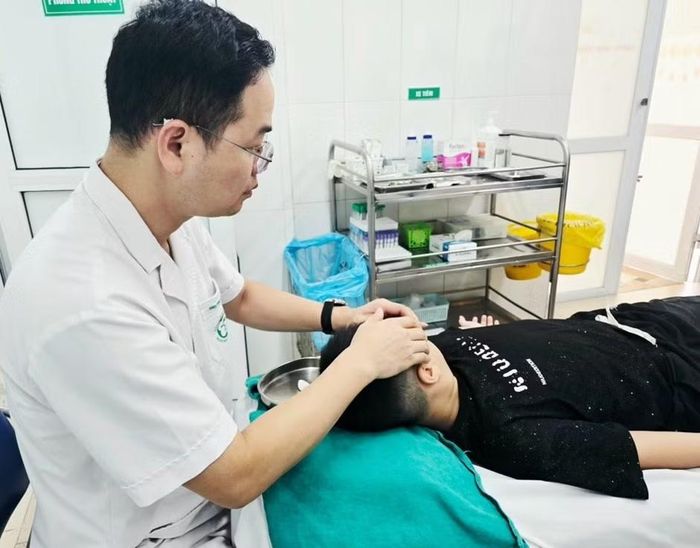 Bác sĩ chữa trị cho bệnh nhi - Ảnh BVCC