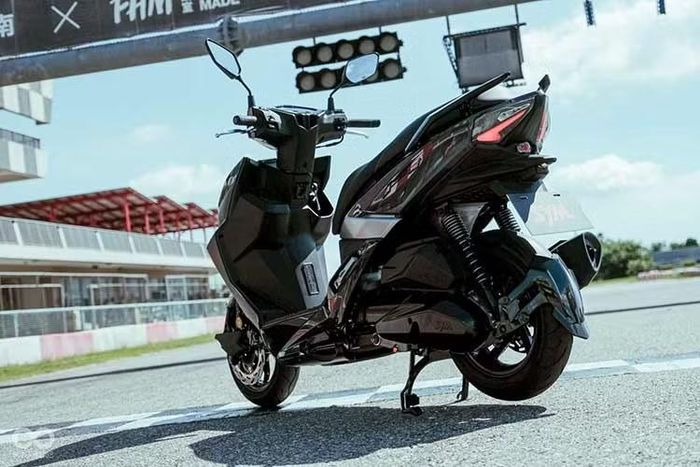 Nhìn vào phần trước của xe, thiết kế đèn pha dễ nhận biết với đèn định vị hình chữ V sắc nét phía trên giống như một hàng lông mày nhíu lại, trong khi đèn pha kép hình mắt cá sâu và lộ rõ cùng các đường nét hình học bên dưới tạo nên vẻ ngoài hung dữ. Phần thân xe từ bên hông có những đường nét nhỏ gọn và mạnh mẽ tạo nên cảm giác tốc độ mạnh mẽ.