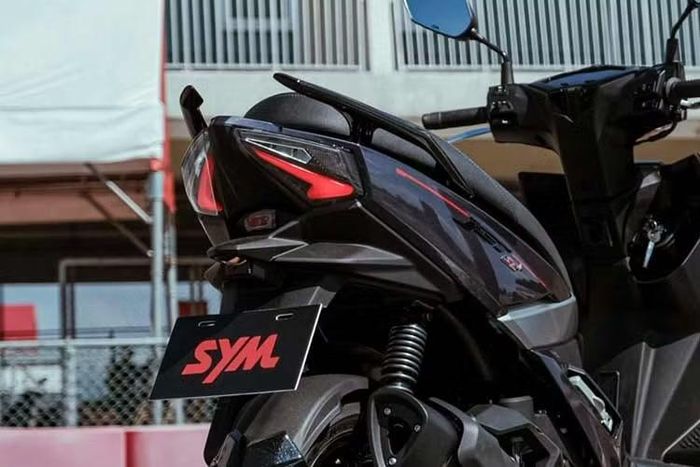 So với đời máy cũ của SYM, công suất tối đa của JET SL đã tăng từ 13,0 mã lực lên 13,2 mã lực, với mức tiêu hao nhiên liệu 50,0 km/l; trong khi đó, phiên bản cao cấp hơn, JET SL+, thậm chí còn chứng kiến công suất tối đa tăng cao hơn nữa từ 15,8 mã lực lên mức đáng kinh ngạc 16,3 mã lực, trong khi vẫn duy trì mức tiêu hao nhiên liệu 47km/l.