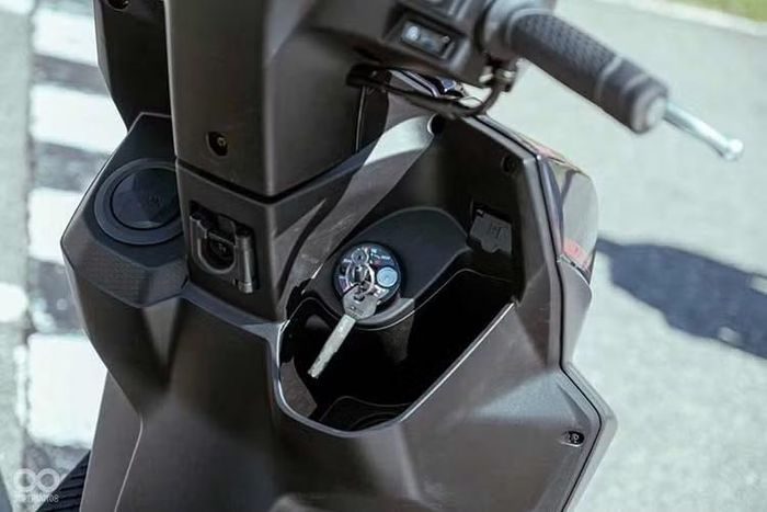 Nhờ thiết kế khung xe hẹp, chiều rộng của khung xe bên trái và bên phải được giảm thiểu tối đa, giúp chiếc xe đạt góc nghiêng lớn nhất trong phân khúc, lên đến 46,4 độ. Với JET SL, SYM đã trực tiếp nâng cấp kích thước trái xi-lanh từ 59mm lên 61mm.