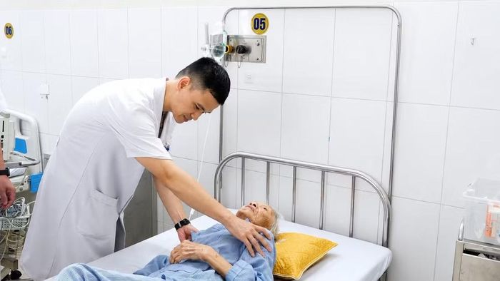 Bác sĩ thăm khám cho người bệnh - Ảnh BVCC