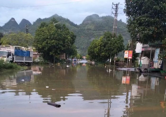 Nhiều tuyến đường trên địa bàn xã Mường Khương bị ngập cục bộ.