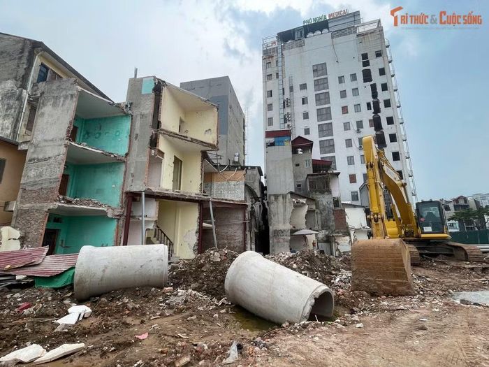 Nhiều công trình vẫn trong quá trình sửa chữa, hoàn thiện sau khi bị thu hồi một phần diện tích. Vật liệu xây dựng được tập kết phía trước các căn nhà, trong khi các hạng mục cải tạo vẫn đang được triển khai để sớm đưa công trình vào sử dụng.