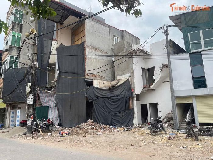 Trên những phần đất được giữ lại, nhiều hộ dân tiếp tục cải tạo hoặc xây dựng công trình theo hiện trạng mới. Diện tích bị thu hẹp khiến không ít căn nhà chỉ còn mặt tiền rất hẹp, chiều sâu lớn hoặc có hình dáng vát nhọn.